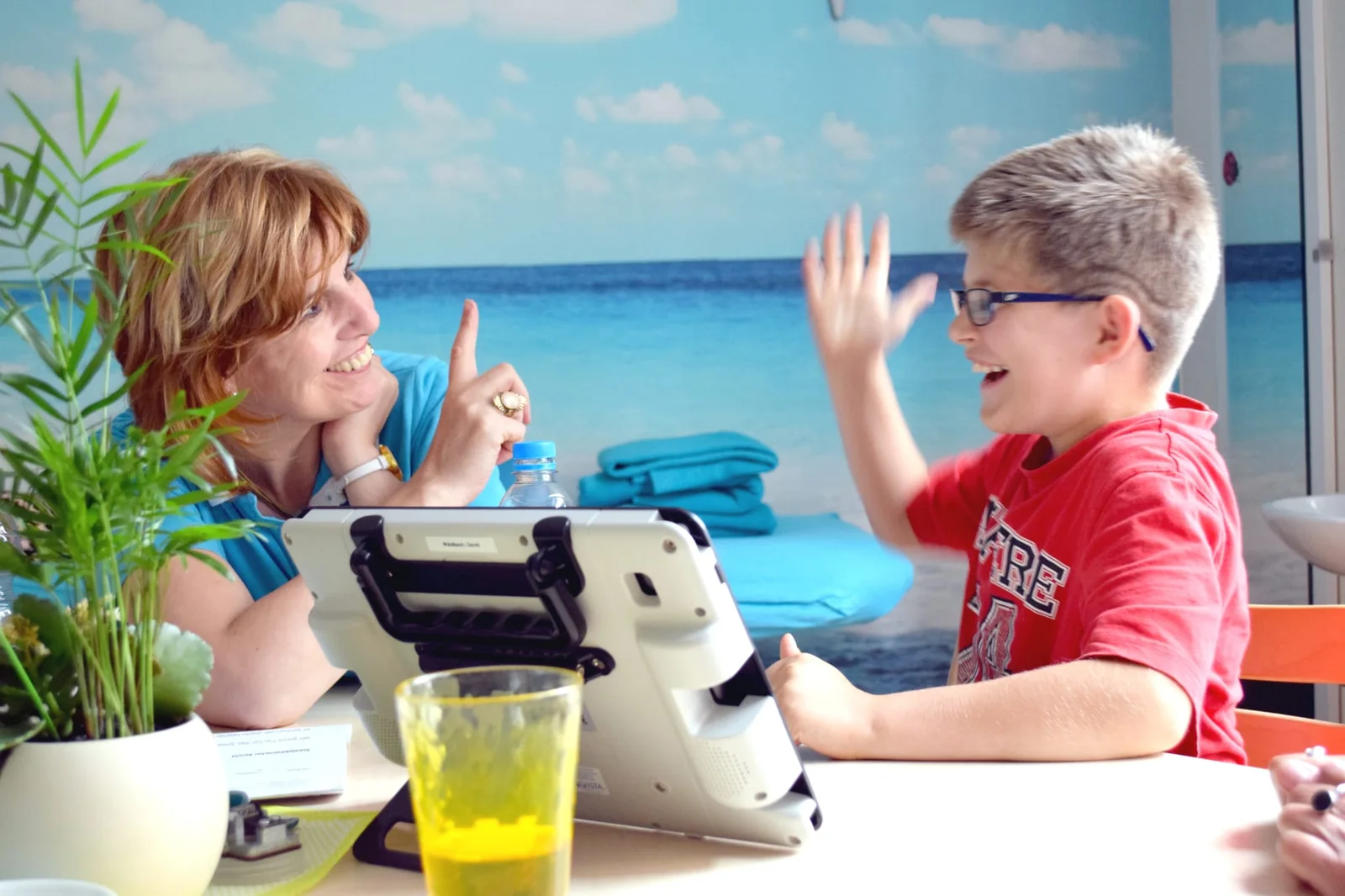 Ergotherapeutische Arbeit mit einem Kind in der Praxis